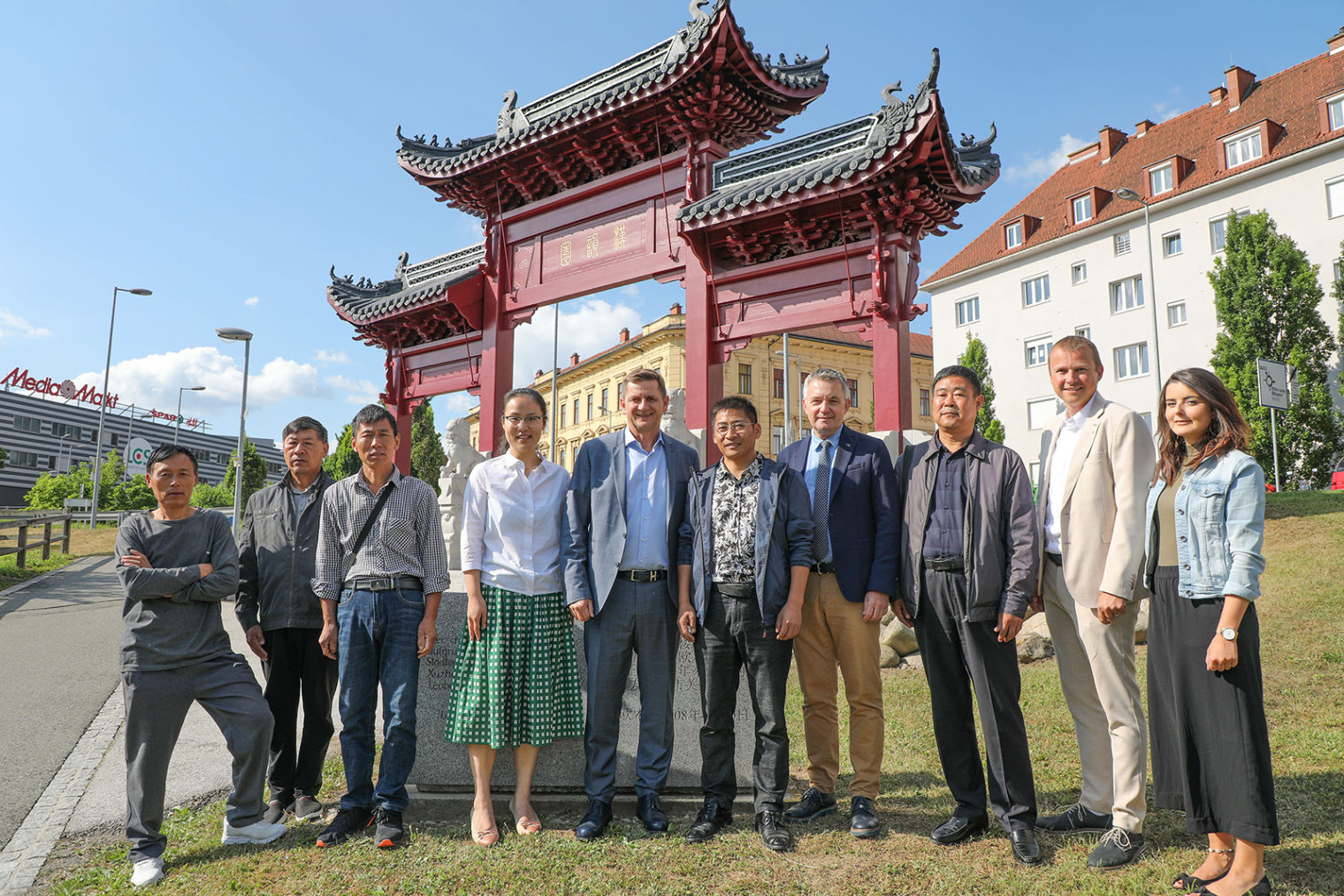 Delegation Vor Chinesischem Torbogen C Foto Freisinger