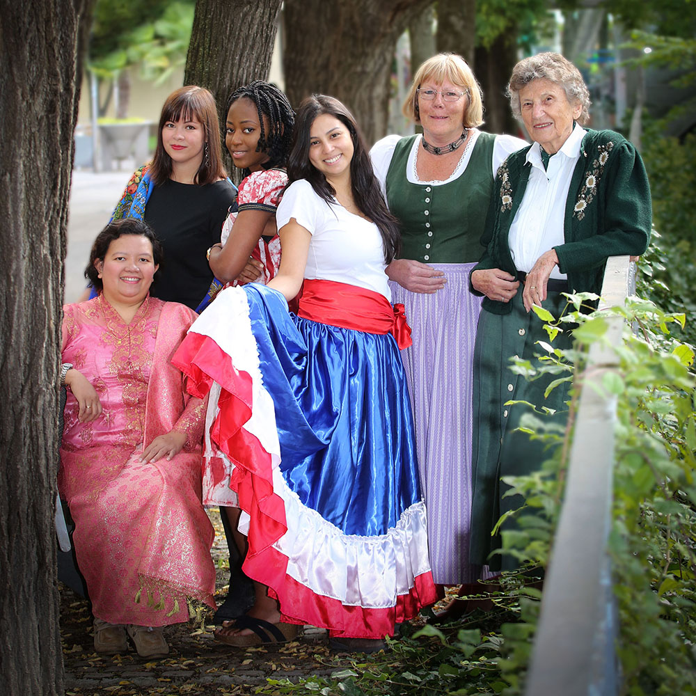 Internationale Studierende, Cornelia Praschag und Erika Augustin in Tracht