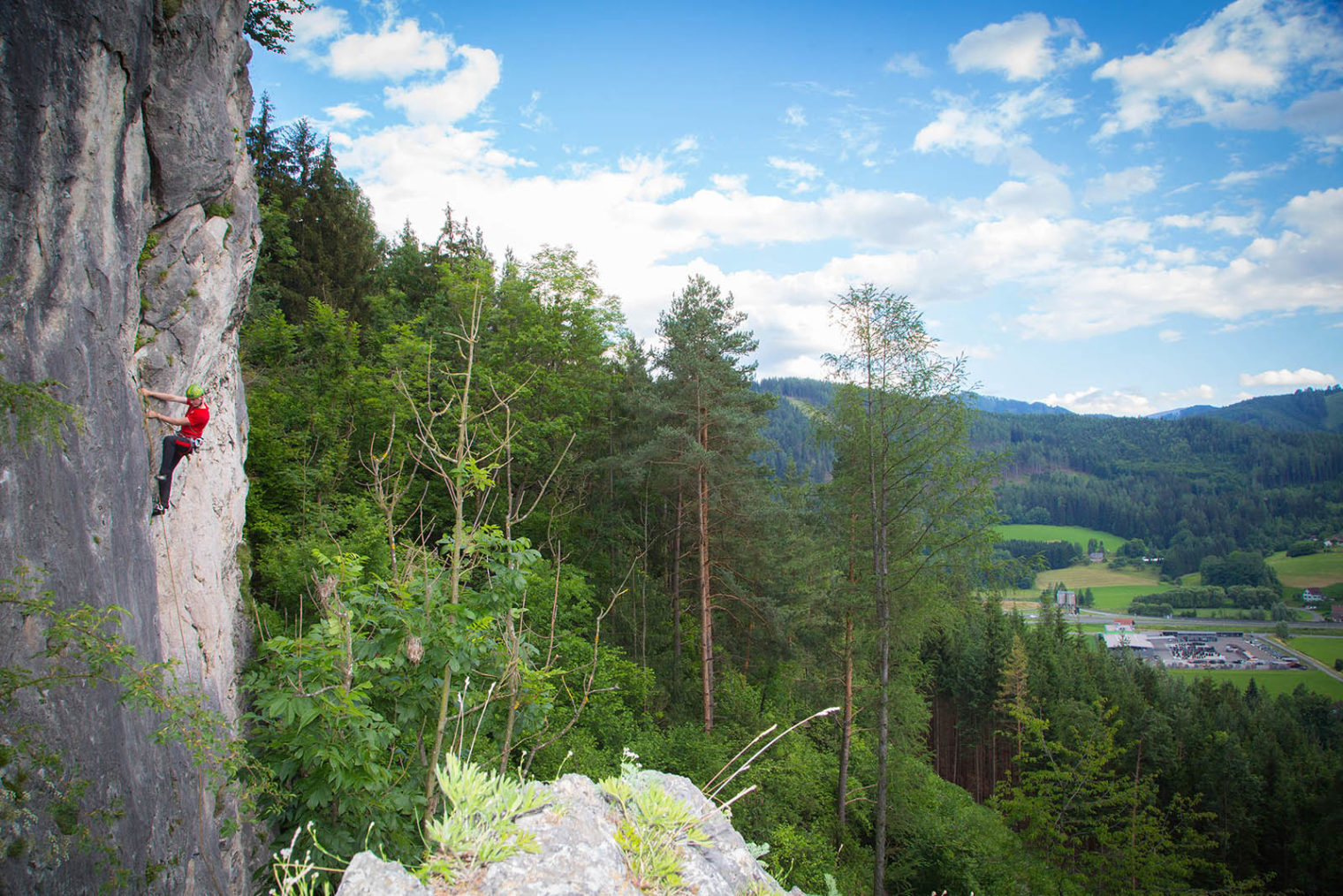 Kletterer auf Bergwand in Leoben 