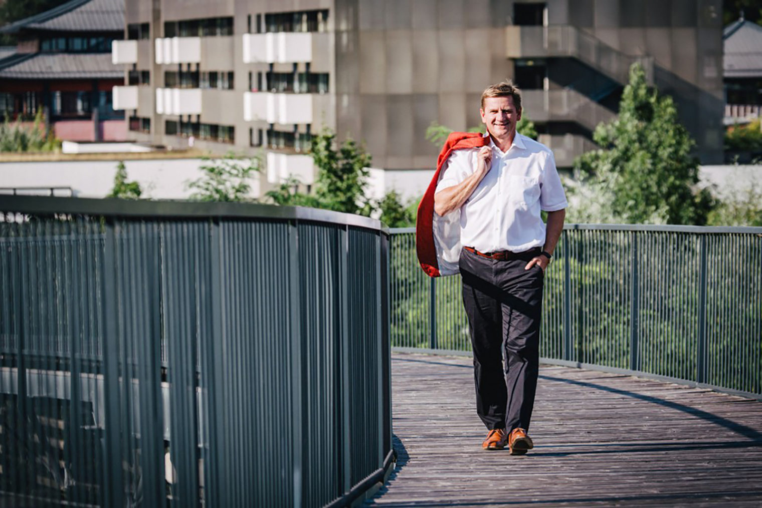 Bürgermeister Kurt Wallner geht über eine Brücke, im Hintergrund das Asia Spa