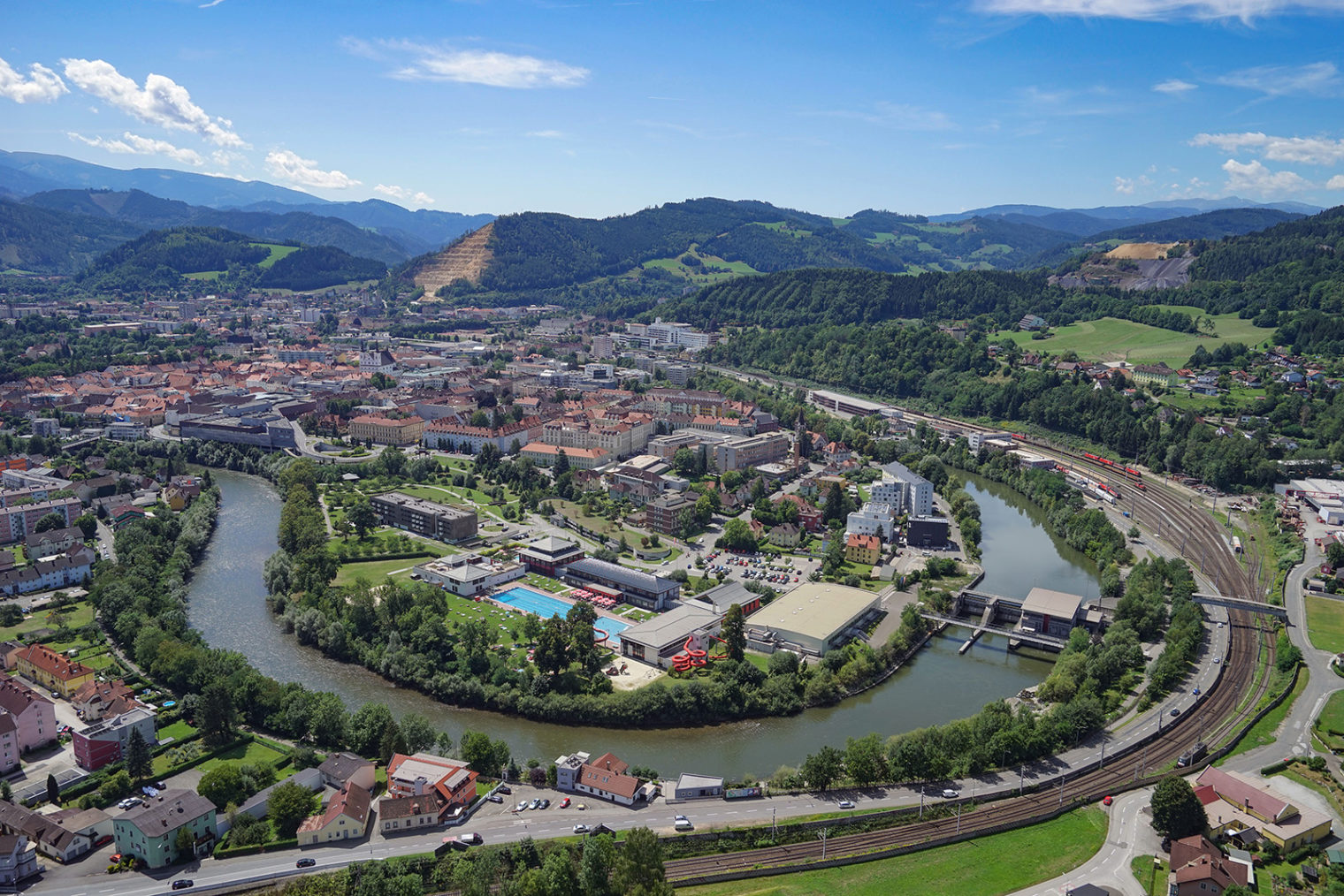 Luftbild Innenstadt Leoben und Mur