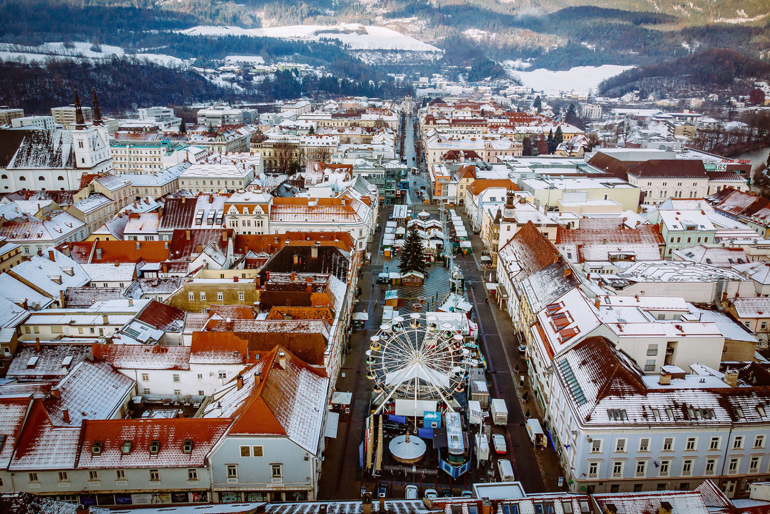 Luftbild Hauptplatz Leoben mit Adventmarkt