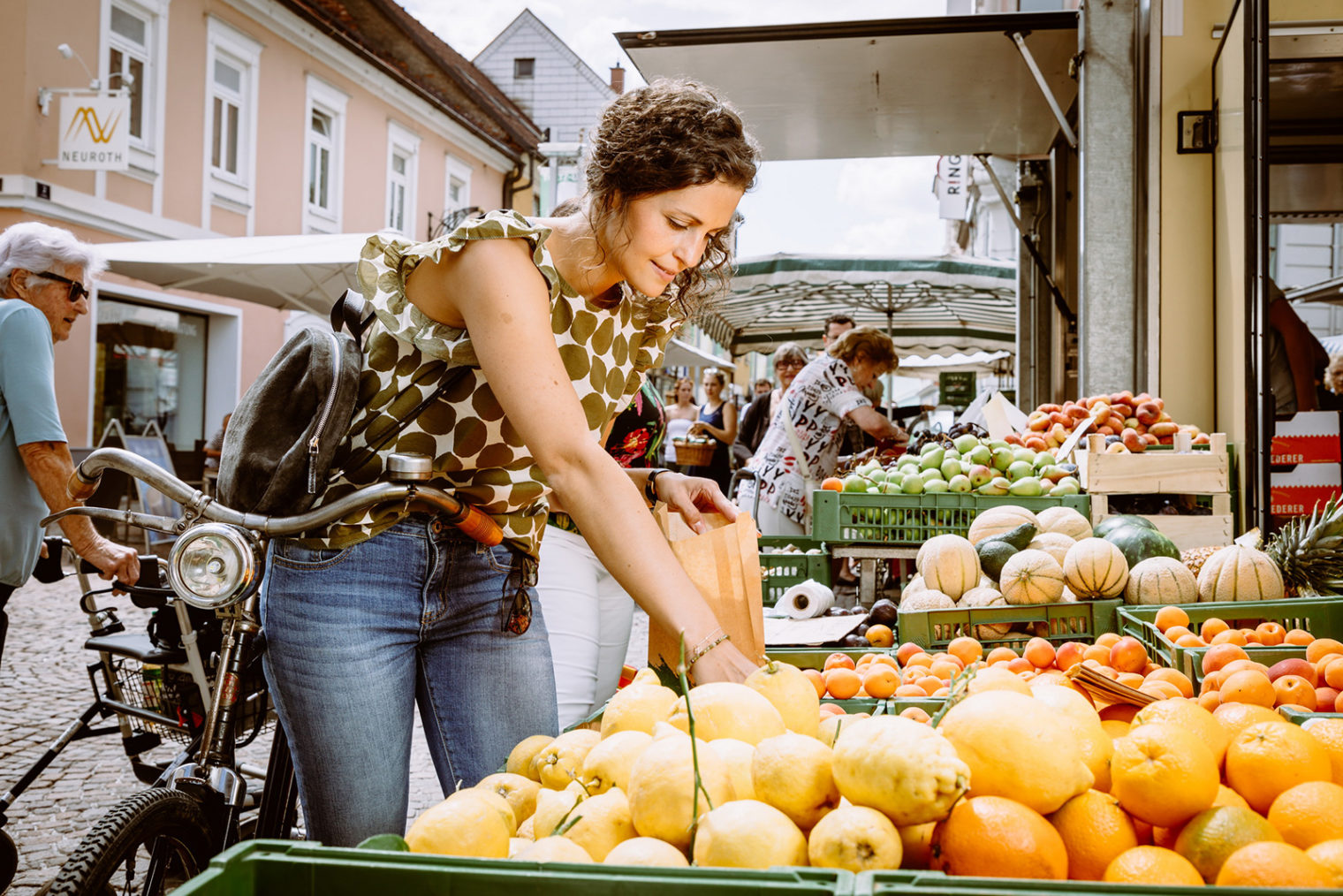 Frau bei Einkauf am Bauernmarkt