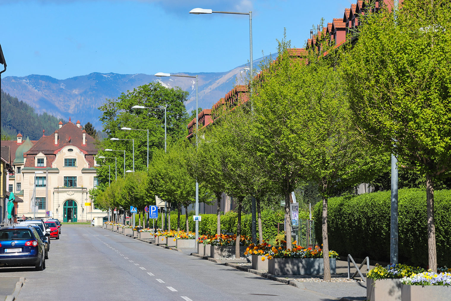 Begrünte Pestalozzistraße, im Hintergrund das Werkshotel Donawitz