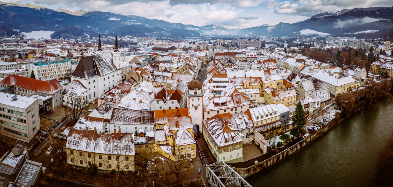 Vogelperspektive der Stadt Leoben im Winter