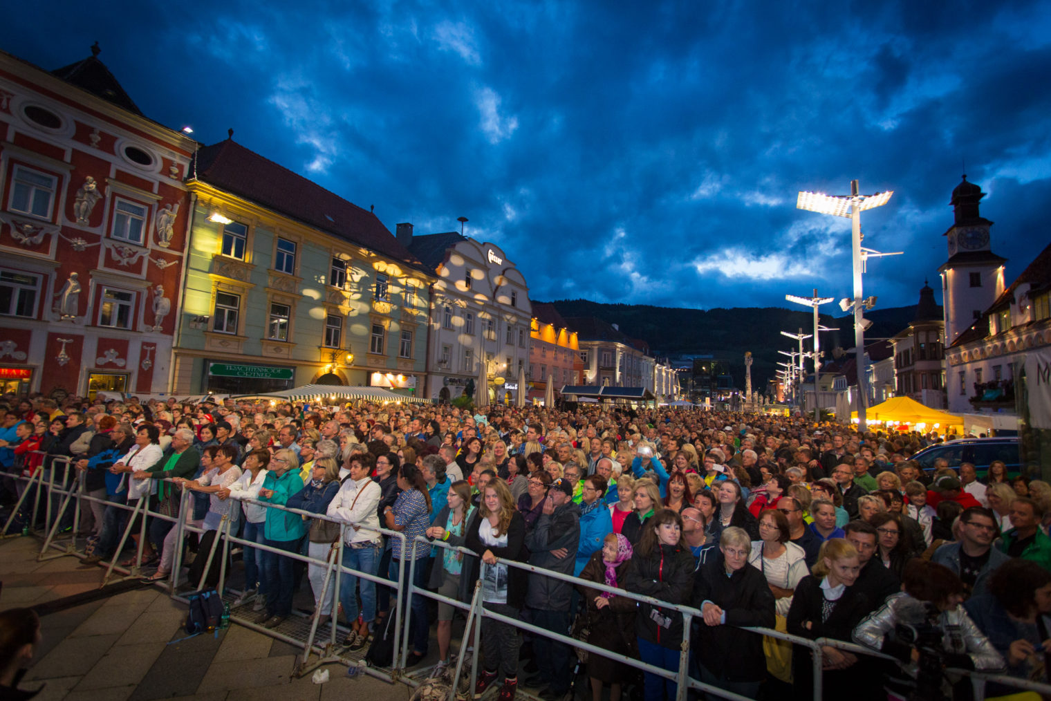 Publikum beim Sommer Open Air am Hauptplatz Leoben