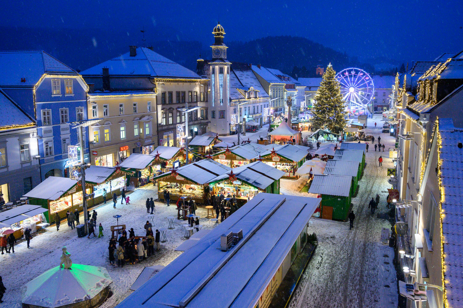 Weihnachtsdorf am Hauptplatz Leoben im Schnee